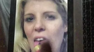 Hübsche Blondine liebt es, zum Wichsen benutzt zu werden