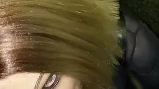 Svenja lutscht jungen großen Schwanz in glänzender Latexhose und Handschuhen