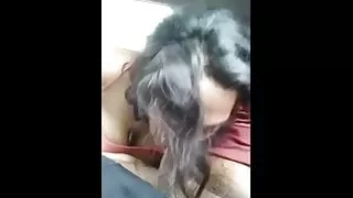 Hairy and beautiful college girl gives blowjob to Uber-Fahrer