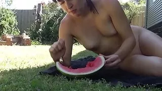 Makan tembikai sambil bogel