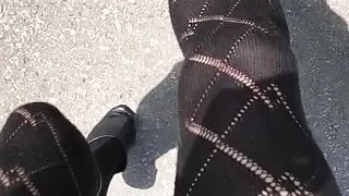 Samantha läuft in schwarzen OTK-Socken