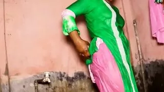 Desi Aunty takes a bath