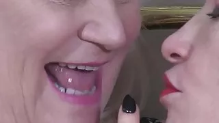 UK granny Lacey Starr scissoring with juicy tattooed pussy