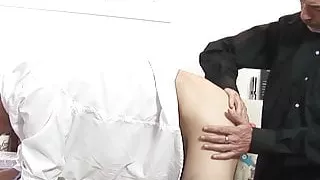 Reifer Priester macht Sperma aus lateinamerikanischem Twink und bringt ihn zum Sperma