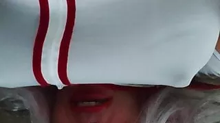 Große Titten im Weg einer anderen Krankenschwester Gesichtsbehandlung versucht hart schlucken