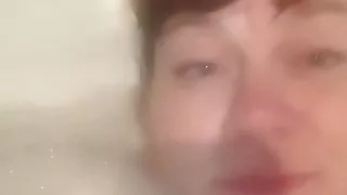 Streberisches Mädchen liebt Badezeit und Blasen