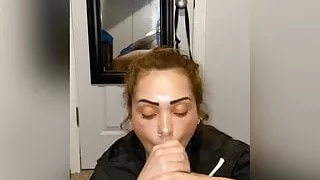 Betrügende Latino-Hure saugt Schwanz aus Rache