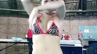 morrita con micro traje