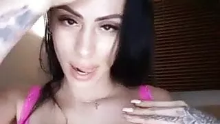 Hottie masturbates on live cam