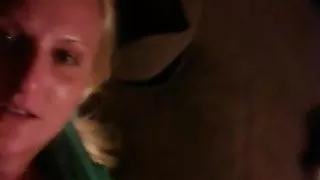 Brittany spielt mit sich selbst, während sie raucht