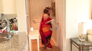 Amma ki saree utha kar choot chod diya