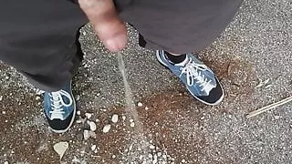 Pissen und Sperma im Freien in einem öffentlichen Park