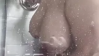 Tettone sotto doccia