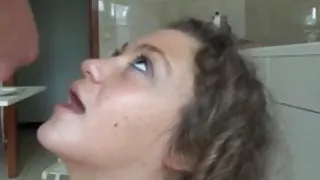 J'adore recevoir du sperme sur le visage