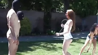 Zwei Dommes üben zwei nackte männliche Sklaven