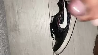 Sperma auf Nachbars Turnschuhen