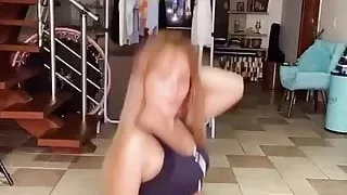 Lari-Manoela mexendo gostoso esse rabo na frente das cameras