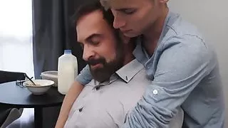 Gutaussehender Daddy verführt süßen Stiefsohn beim Bareback-Arschbohren