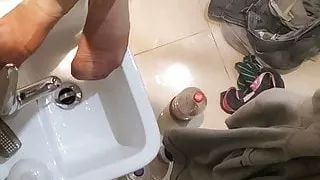 Quick Piss on nylon feet in sink while girlfriend
