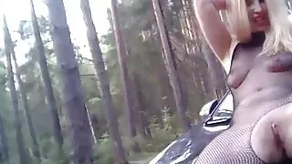 She masturbates on her car