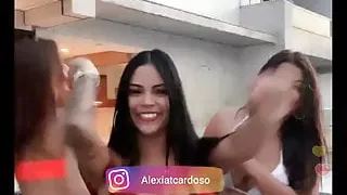3 nenas en tanga