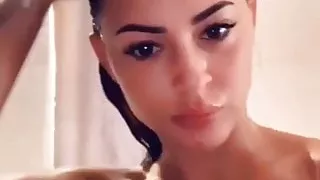 Alix Dmx sous la douche