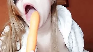 Juicy Minx masturbiert Muschi Vibrator und Sperma nach dem Bad