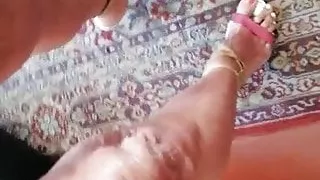 Wer will an meinen Füßen naschen und auf meinen Zehen abspritzen?