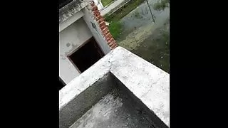 Pados Ki Bhabhi Ko Chhat Se Ungli Karwaya