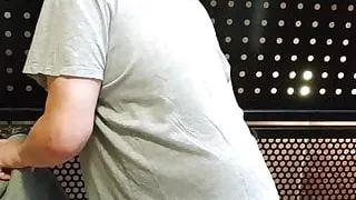 Nackt im Treppenhaus Stiefel lecken