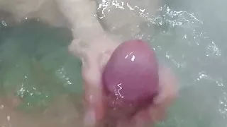 Teenager wichst seinen Freund in der warmen Badewanne