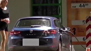 Crossdresser Sissy im kurzen Kleid an der GAS STATION