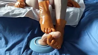 Latex Sissy gibt Dildo Footjob