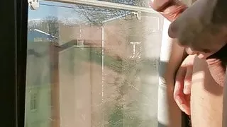 Ich grüße die Nachbarn mit meiner cremigen Ladung und meinem großen Schwanz!