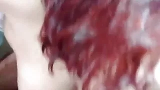 Se sienta en su verga