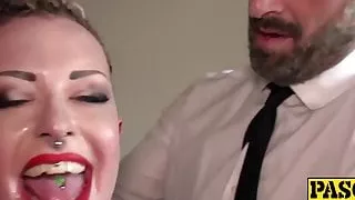 Inked British Babe Piggy reitet Daddy Pascal nach einem harten Blowjob