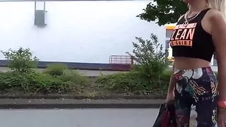 Mit.. Wichsfresse in Tankstelle! Perverser Cumwalk!