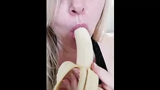 Eat that banana - BBW Sexy MILF showing how it's done