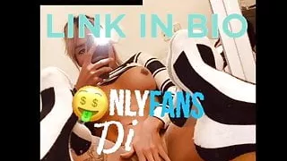 Transsexuelle spielen vor Skaterollen in der Nacht