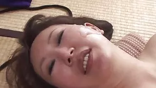 Soumise japonaise dans un gang bang