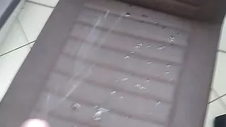 Lot von Spray über Stuhl