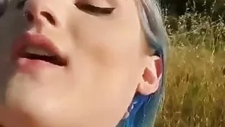 Atemberaubende Transsexuelle, die im Freien abgesaugt wird