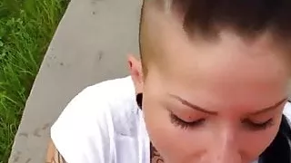 Tattoo-Schlampe.. lutscht und kotzt die Ficksuppe aus!