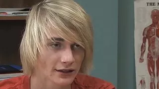 Der durchbohrte Twink Aidan Chase bohrt Preston Andrews hardcore