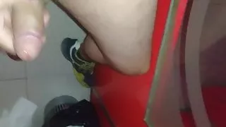 Durch ein leeres Kino für Erwachsene wandern - Kino Gloryhole