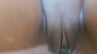 Schüchterne Schwester wird von Stiefbruder beim Masturbieren mit der Kamera erwischt