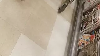 Heiße Mädchen im Publix kaufen ein