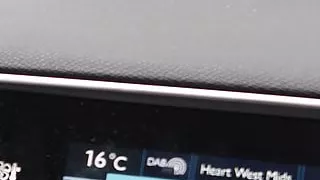 Stiefmutter im Auto von Stiefsohn durch Leggings gefickt