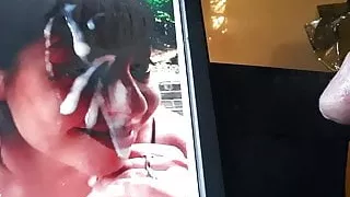 Verdienter Tribut für süßes Emo-Mädchen