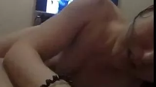 Meuf doigtee pendant quelle suce